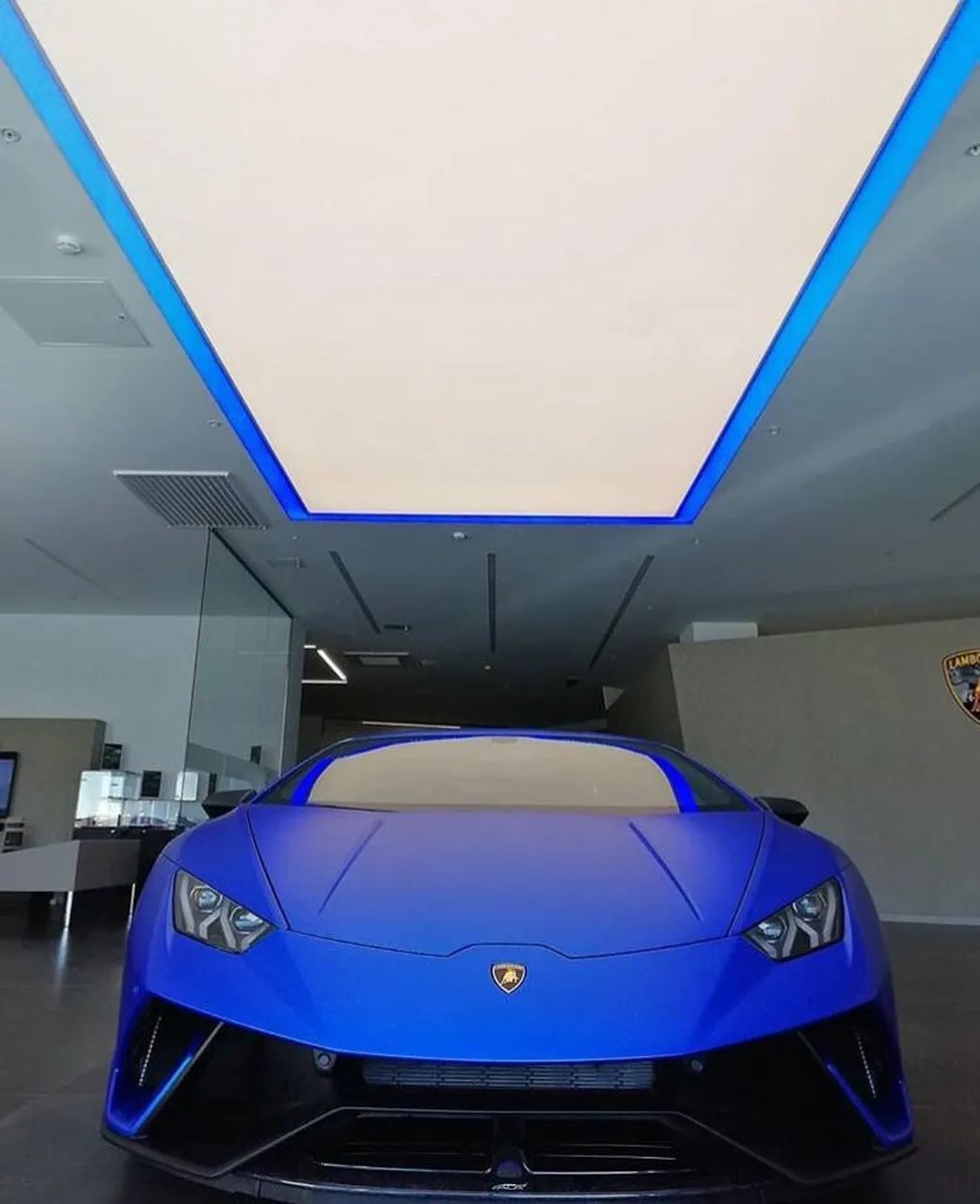 auto beleuchtet von licht spanndecke und led mit blauer umrandung von Defix Decken UG