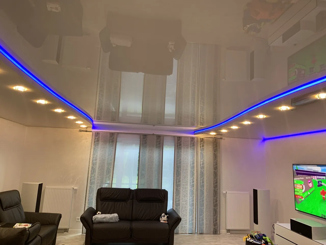 wohnzimmer mit led und lampen glanz weiße spanndecke von Defix Decken UG